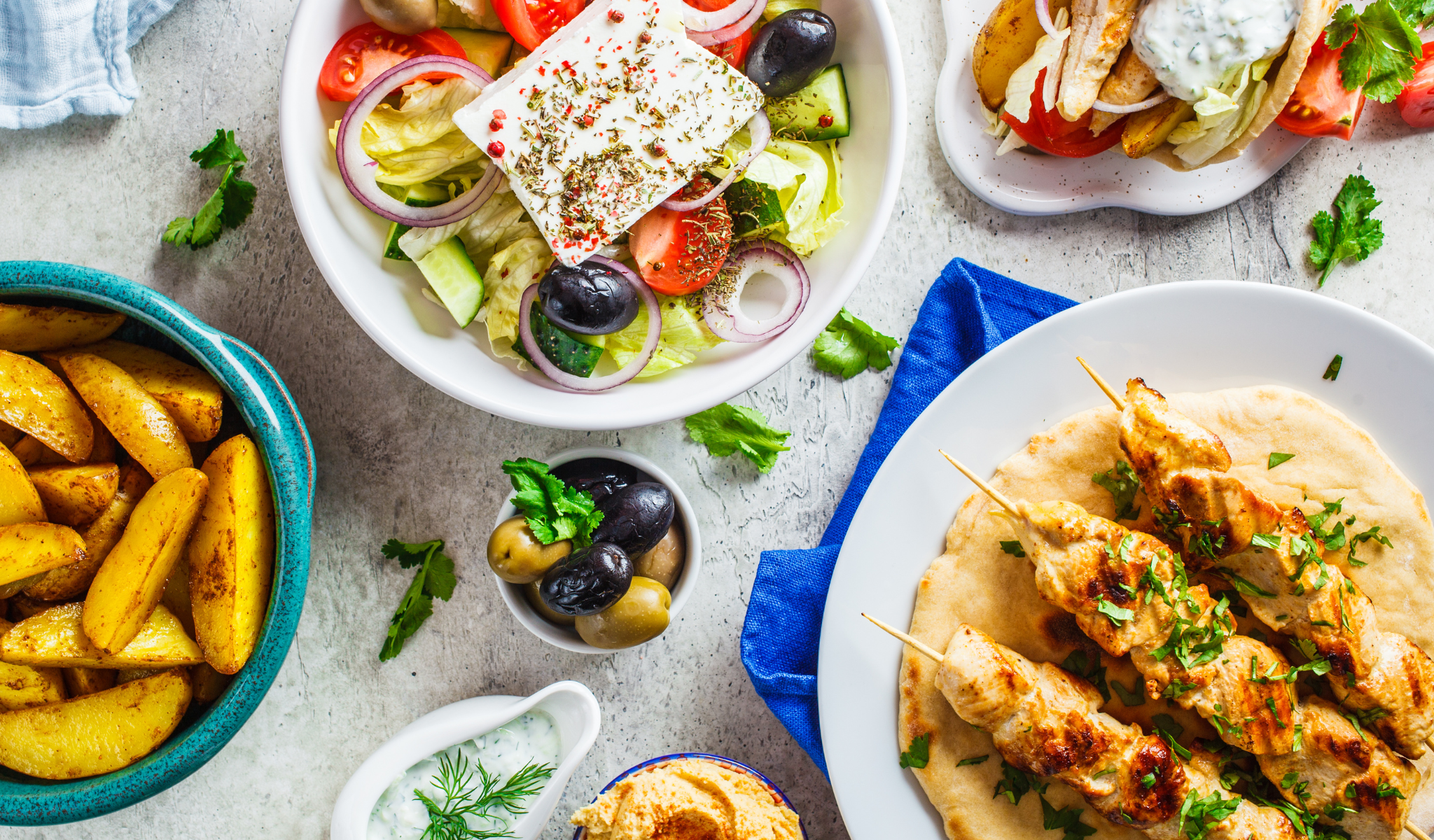 authentische griechische spezialitäten, wie oliven, griechische salat, souvlaki, tzaziki, auberginencreme etc.