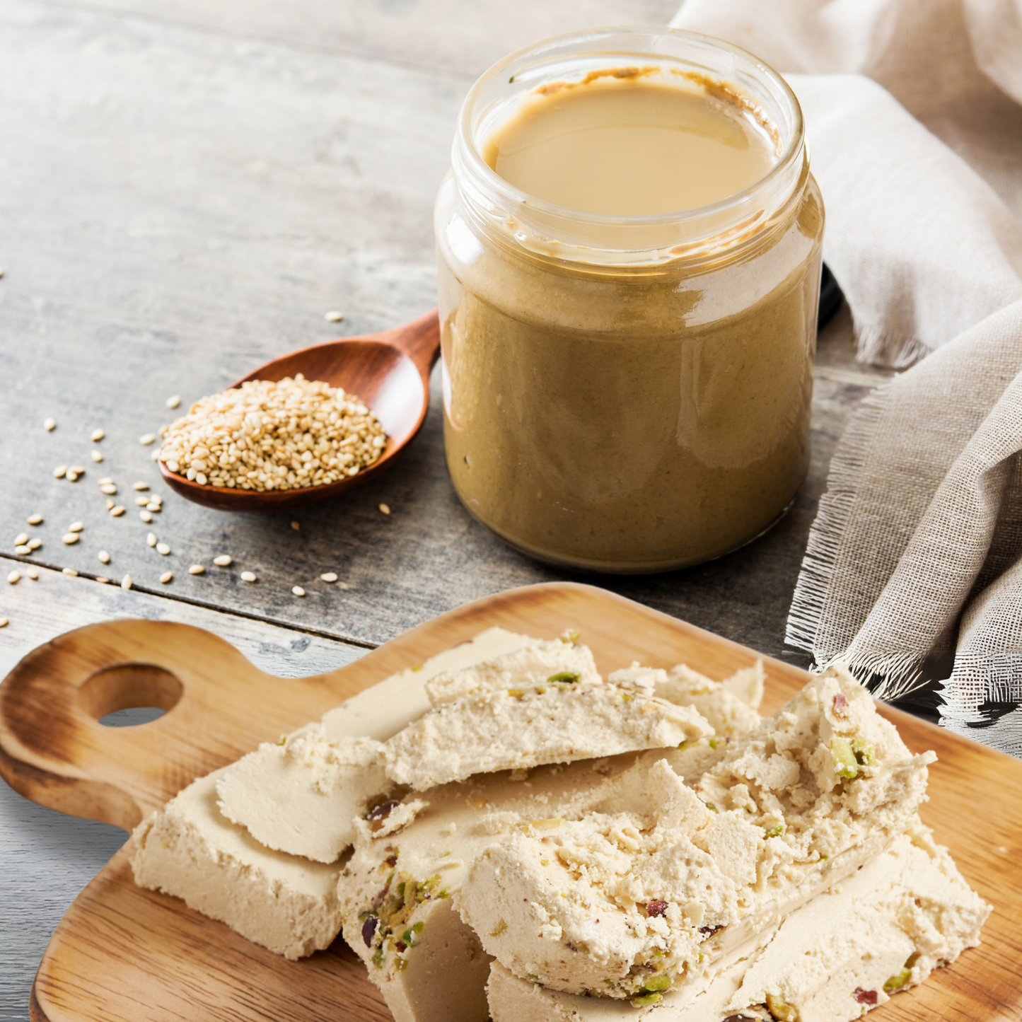 Griechischer Halvas aus Sesampaste mit Pistazien, Mandeln, Kakao oder Vanille