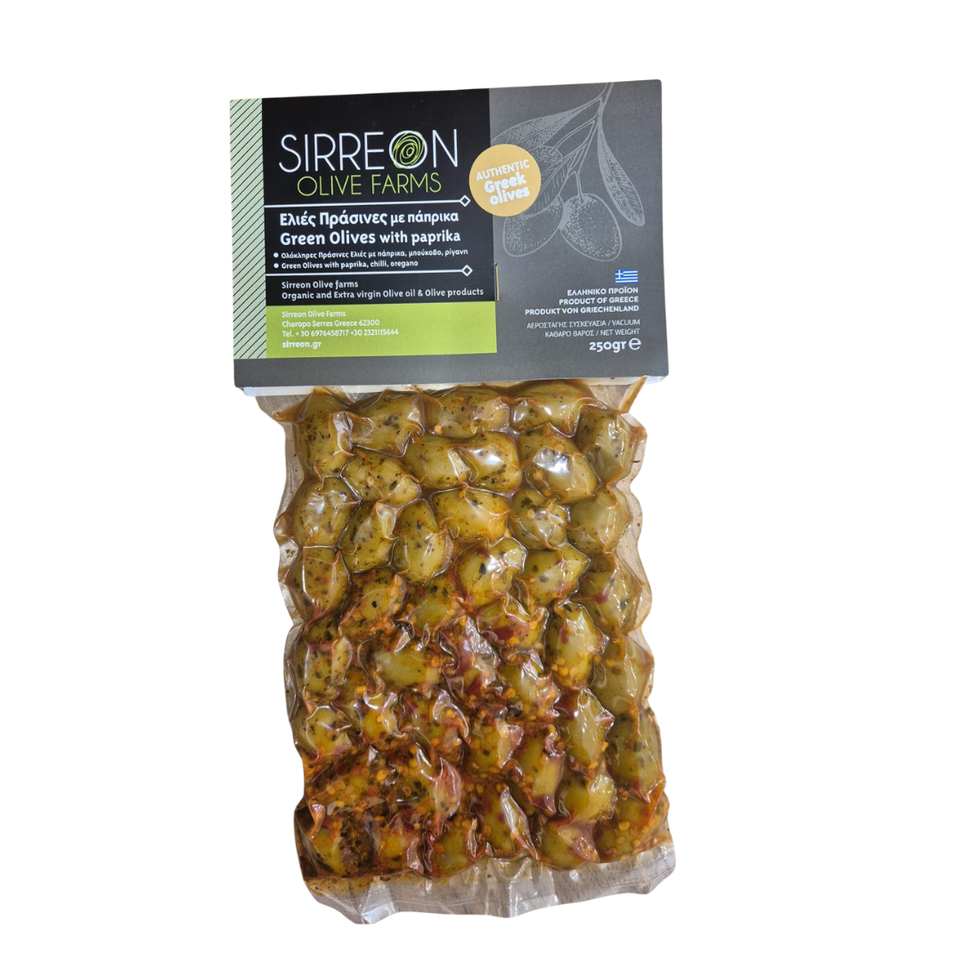 Grüne Oliven mit Paprika, Chili, Oregano