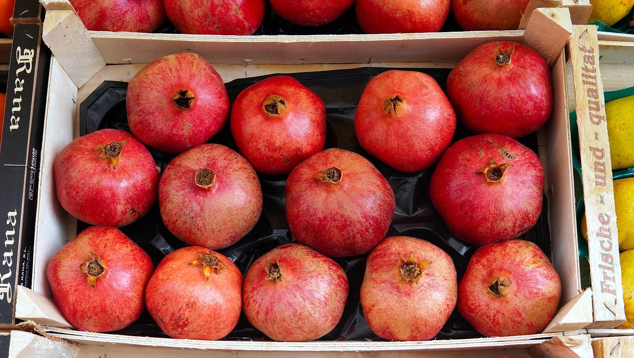 Eine Kiste mit Granatäpfeln von der Kokkino Farm