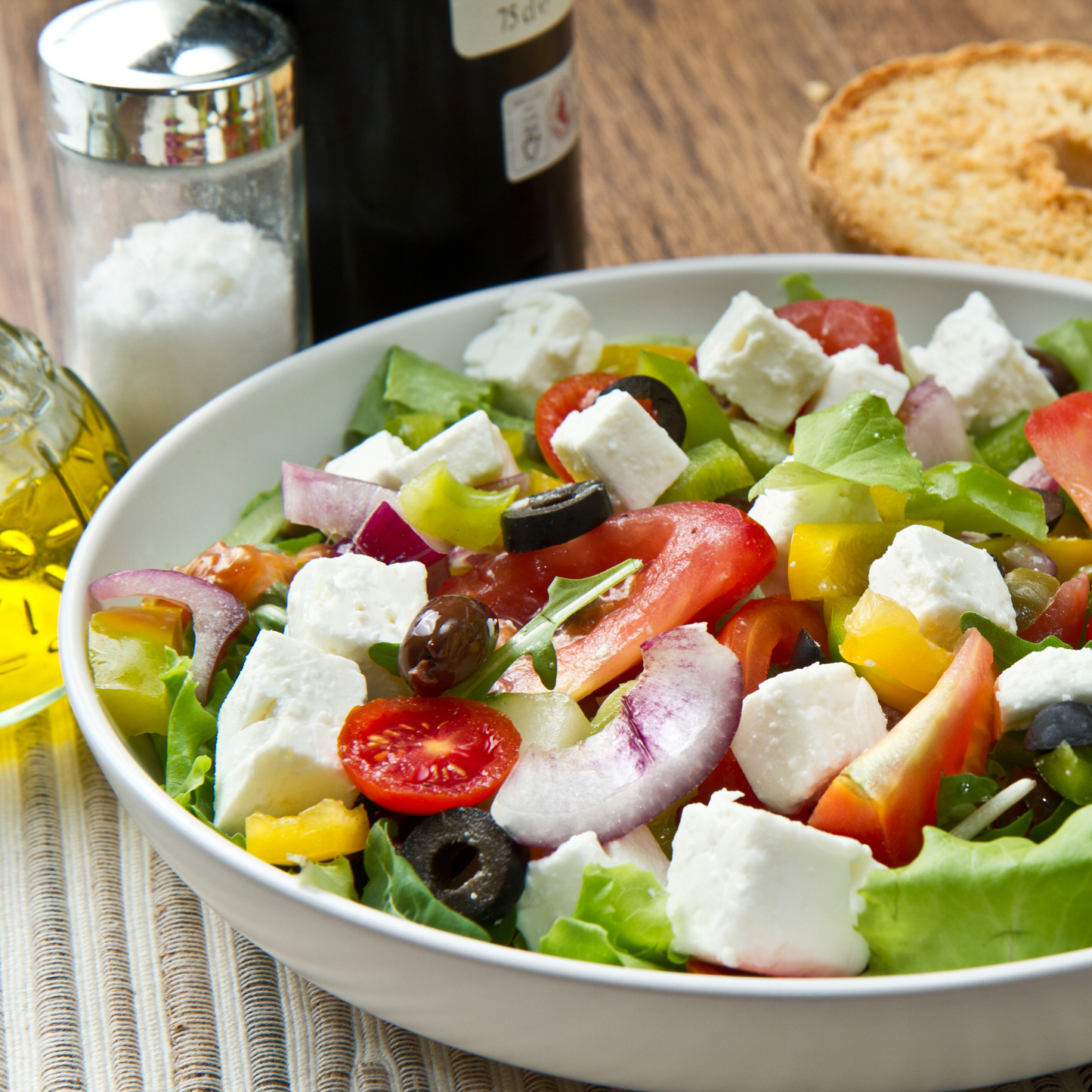 griechischer salat mit feta, zwiebeln, tomaten, gurken und olivenöl