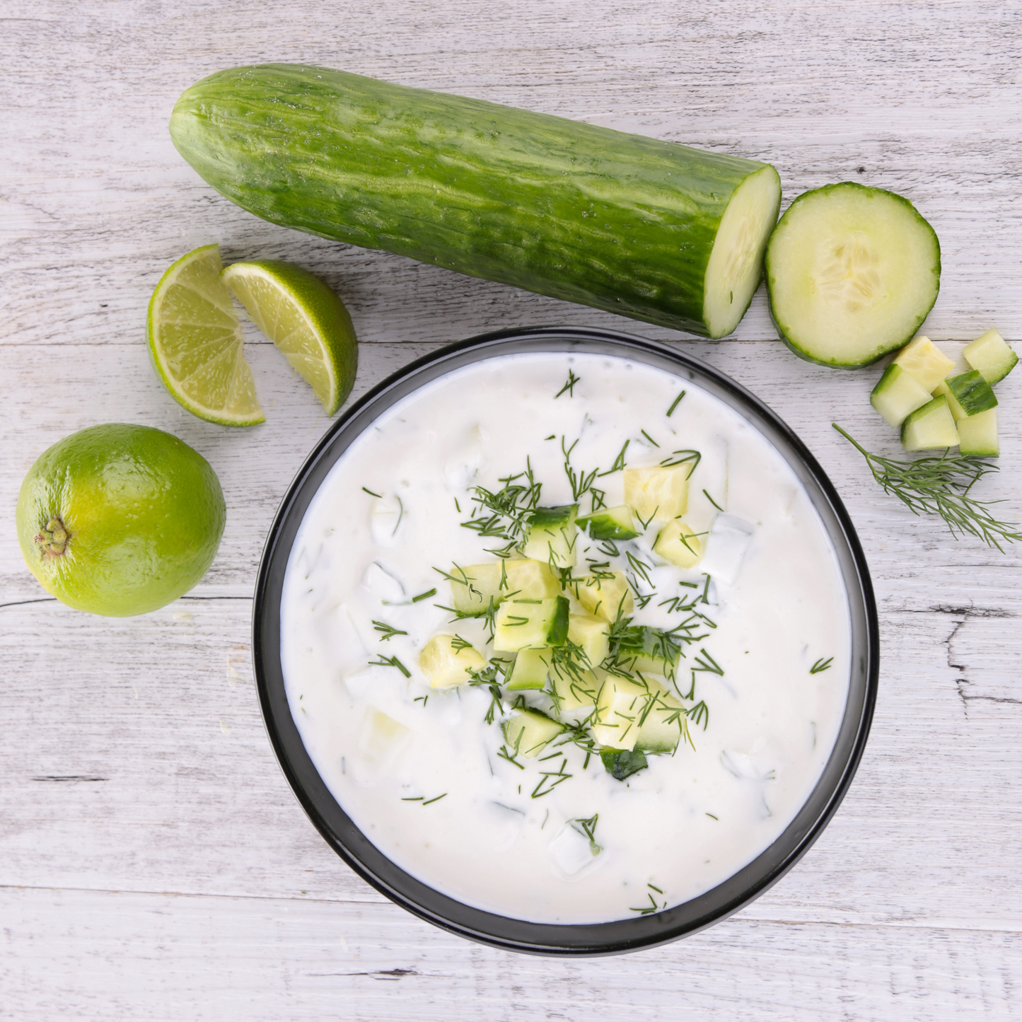 griechischer tzaziki mit gurken, dill, limetten und griechischer joghurt