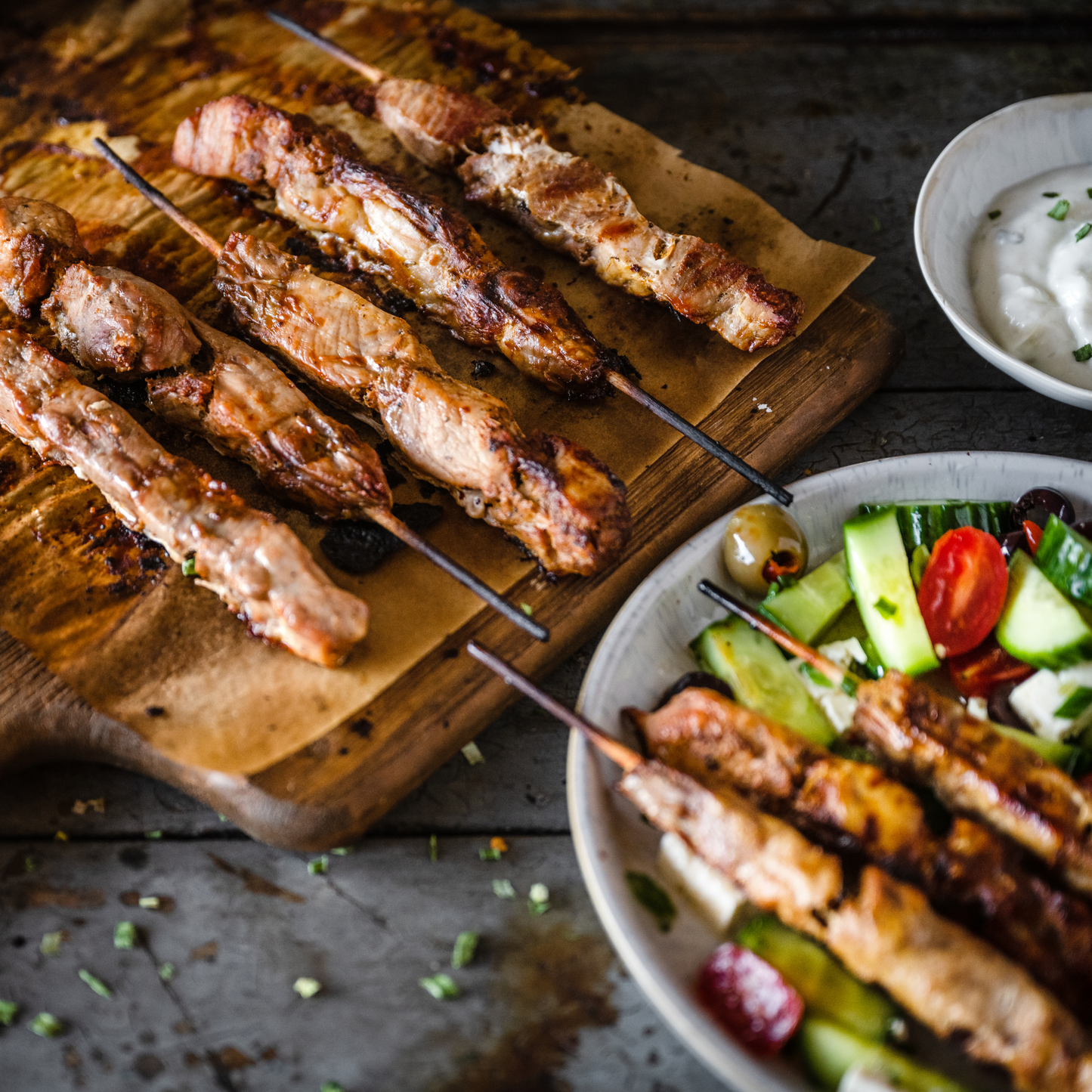 souvlaki spieße, griechischer salat und tzaziki auf griechische Art